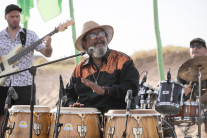 Fotografía de archivo del 9 de enero de 2020 del músico uruguayo Rubén Rada presentándose en la playa de La Paloma, en Rocha (Uruguay).
