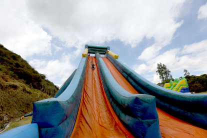 Megalodón. El mega inflable acuático de 35 metros de altura es una de las principales atracciones de Kche Diversiones para los visitantes.