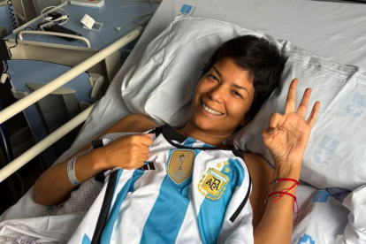 Elena Valle sostiene la camiseta de Argentina en su recuperación, acompañada por el mensaje de apoyo de Xuxa.