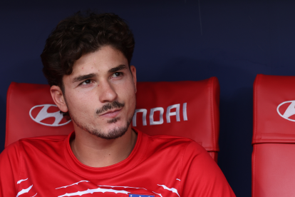 El delantero argentino del Atlético de Madrid, Julián Álvarez, en el banquillo momentos antes del partido del pasado domingo contra el Villarreal.