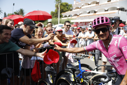 El ciclista ecuatoriano Richard Carapaz, del equipo EF Education-Easypost recibió el apoyo de los aficionados en la sexta etapa.