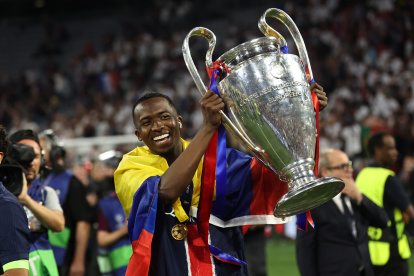 El defensor ecuatoriano Willian Pacho persigue su tercer título de Champions League con el PSG.