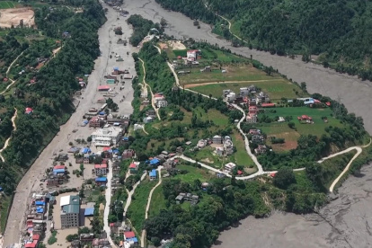 Imagen aérea capturada de la riada que el 26 de agosto de 2026 impactó en el distrito nepalí de Rasuwa, en la provincia de Bagmati, y el colindante condado de Gyirong.