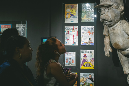 La muestra reúne más de cien piezas, entre obras de arte, fotografías, caricaturas, videos, instalaciones, audios, publicaciones y documentos.