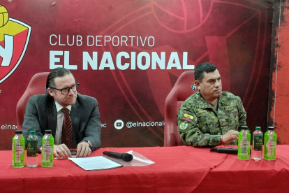 El interventor de El Nacional, Juan Manuel Aguirre (i), y el coordinador general del club, Francisco Reyes, dieron a conocer las novedades del equipo.