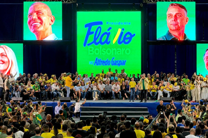 Personas asisten a un acto de campaña del candidato a la presidencia de Brasil por el partido Liberal (PL), Flávio Bolsonaro.