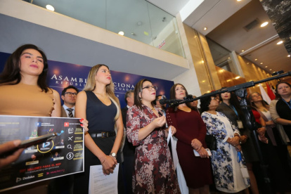 Eliana Correa (centro) impulsa la acción ante la Corte Constitucional por el Decreto Ejecutivo 461.
