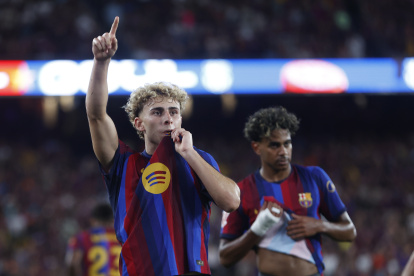 El centrocampista del Barcelona Fermín (i) celebra tras anotar el 2-0 para su equipo durante el partido de la primera jornada de LaLiga annte  Athletic Club.