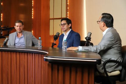 Rafael Verduga (i) y Jorge Reinoso (d), exdirectivos de Barcelona SC, participaron en un conversatorio sobre las Sociedades Anónimas.
