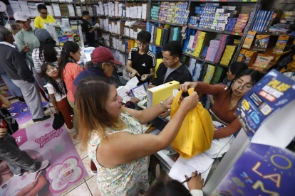 Las papelerías amplían horarios y ofrecen promociones para captar a las familias que todavía deben completar sus compras escolares.