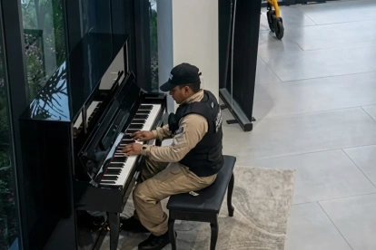 Con su uniforme de trabajo, el guardia de la UEES interpretó ‘Photograph’, de Ed Sheeran, y sorprendió a quienes presenciaron el momento.