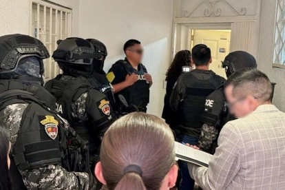 El operativo incluyó allanamientos en una unidad policial y en el domicilio del uniformado investigado por los supuestos cobros.