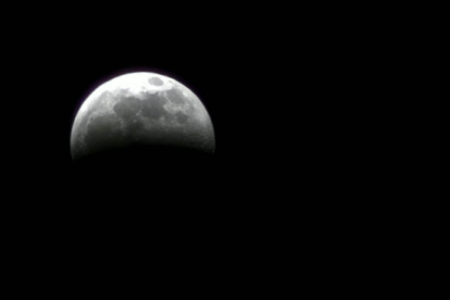 Usuarios en Guayaquil empiezan a reportar cómo se va oscureciendo la luna.