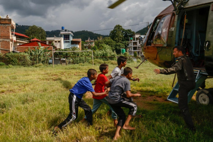 Rescate de personas con un helicóptero del Ejército de Nepal en la aldea de Hatigauda, ​​distrito de Nuwakot, tras la masiva riada.