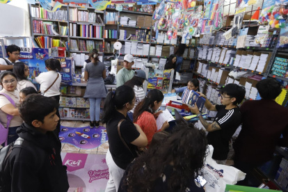 El que el padre deba salir a buscar los textos y útiles escolares se lo presenta como un agobio; los costos de estos y, en el caso de la educación particular, matrículas y pensiones, se presentan como un martirio.