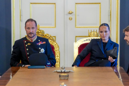 El nuevo rey de Noruega, Haakon VIII (i), junto a la princesa heredera Ingrid Alexandra (i), durante un consejo de ministros extraordinario en el Palacio Real de Oslo, Noruega.