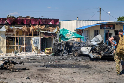Daños causados ​​por misiles rusos en el pueblo de Pechenihy, en la región de Járkov (Ucrania), en un ataque perpetrado el 18 de agosto de 2026.