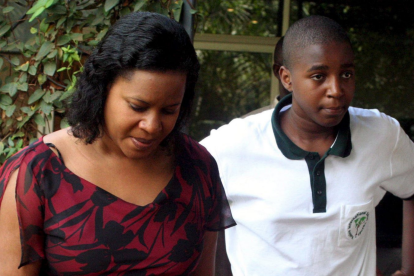 El rey Oyo y la reina madre, Best Kemigisa, llegan a la escuela internacional de Kabira, el Kampala, Uganda, el miércoles 29 de marzo.