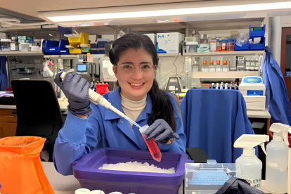 Investigadora ecuatoriana realiza ensayos en laboratorio de Mayo Clinic.