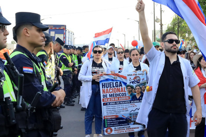 Un grupo de médicos participa en una manifestación en la que exigen dotación en los hospitales y mejores condiciones laborales este viernes, en Cambyretá (Paraguay).