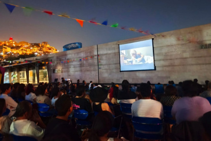 El público guayaquileño en la exhibición Cine al Río.