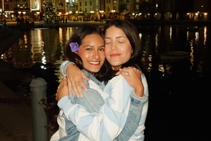 Referencial.Grace Calero abraza a su hija tras regresar a Guayaquil.
