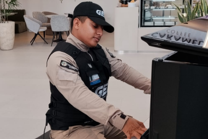 Billy Asencio, guardia de seguridad, toca piano en el Onco Center de la UEES.