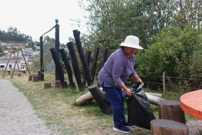 Gabriela Sigcha, en el parque de las calles Humberto Albornoz y Capillaucu, en la Comuna de Santa Clara de San Millán.