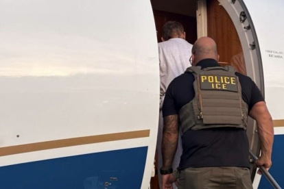Imagen de la deportación de Serrano, tras notificación de la Interpol