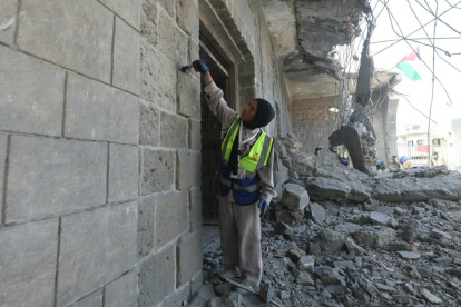 Voluntarios trabajan para preservar el patrimonio de la mezquita Abu Salim de Deir al Balah (centro de Gaza) que Israel atacó.