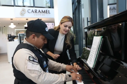 El talento de Billy Asencio frente al piano fue descubierto tras un video grabado mientras interpretaba una canción en el Onco Center de la UEES