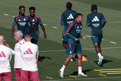 El jugadores del Real Madrid Mbappé (d) asiste al entrenamiento del equipo en la ciudad deportiva Valdebebas,