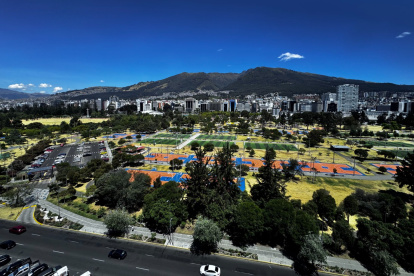 La Carolina reúne áreas verdes, espacios deportivos y zonas recreativas que reciben miles de visitantes durante cada mes en Quito.