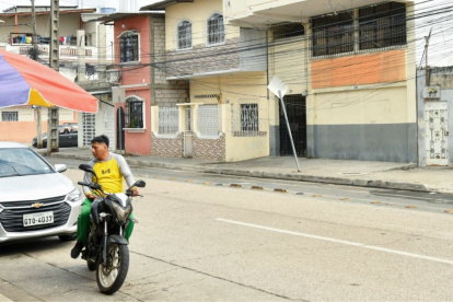 Cinco hombres fueron hallados maniatados y estrangulados dentro de un vehículo en Guayaquil.