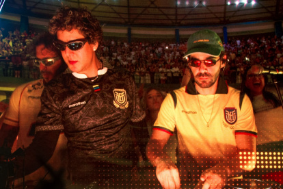 Los integrantes de Rawayana en la consola de música del escenario B.