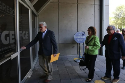 Germán Rodas, coordinador de la CNA, en la Fiscalía General en Quito.