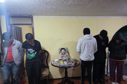 Ejército allana vivienda en Quito y encuentra drogas, armas e imágenes de Pablo Escobar