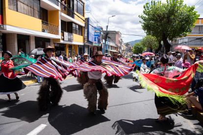 Desfile. Bandas, danzantes y comparsas recorrieron Sangolquí durante una jornada dedicada al maíz y turismo.