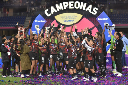 La jugadoras de Dragonas Independiente del Valle levantaron el fin de semana el ansiado tricampeonato de la Superliga Femenina.