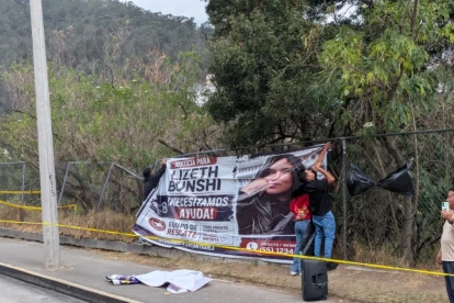 Familiares de Lizeth Bunshi acudieron a la reconstrucción de los hechos en Cumandá y colocaron una pancarta para exigir justicia.