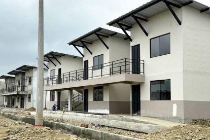 Casas en contrucción de programas habitacionales en Ecuador.