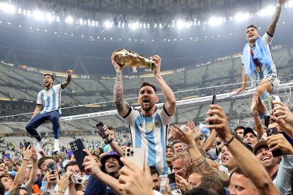DICIEMBRE (10/10).- Lionel Messi (c) alza el trofeo del campeones del Mundial de Qatar 2022 después de que Argentina se impusiera a Francia en la final celebrada en el Lusail stadium, el 18 de diciembre. EFE/Tolga Bozoglu