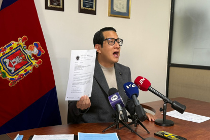 El concejal Andrés Campaña presentó el informe de Contraloría sobre la compra de seis camiones recolectores de basura adquiridos por Emaseo.