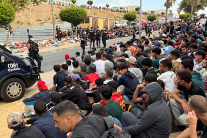 Un campamento temporal para migrantes que permanecen todavía en el territorio un mes después de la entrada de más de 70.000 personas a través de la frontera con Marruecos.