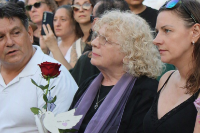 Familiares y allegados recuerdan a Mónika Silva en un acto conmemorativo en Ecuador.