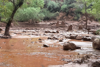 Restos de los pilares de un puente de piedra destruido debido a una crecida repentina del arroyo Bright Angel en Arizona (EE.UU.).