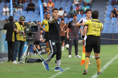 Ezequiel Medrán en la zona técnica en el partido Emelec vs Leones.