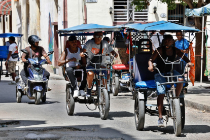 Personas se transportan en bicitaxis el 26 de agosto de 2026 en La Habana (Cuba).