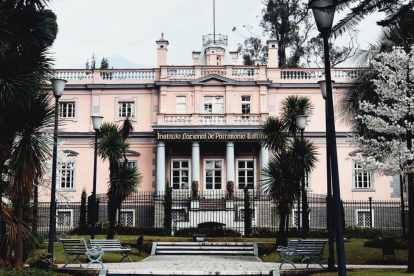 Como Cronista de la Ciudad, Jorge Salvador Lara estaba rodeado de libros en sus oficinas en La Circasiana.