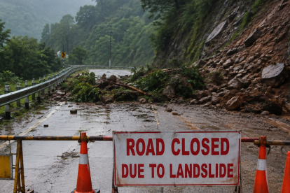 Referencial.Un deslizamiento bloquea una carretera en India tras las intensas lluvias.